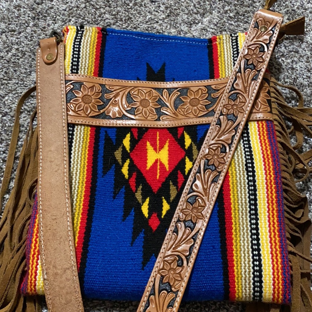 Crossbody - Picture 4 of 7